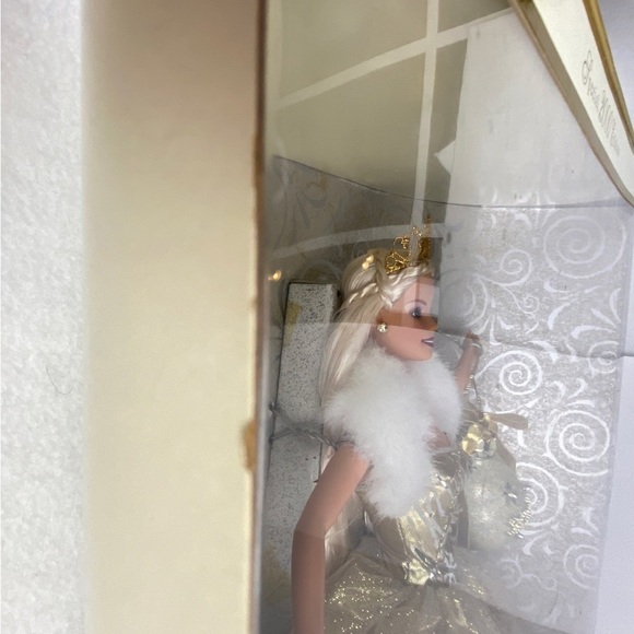 Mattel Barbie 2000 Edition - Gold and White Gown - Picture 8 of 10